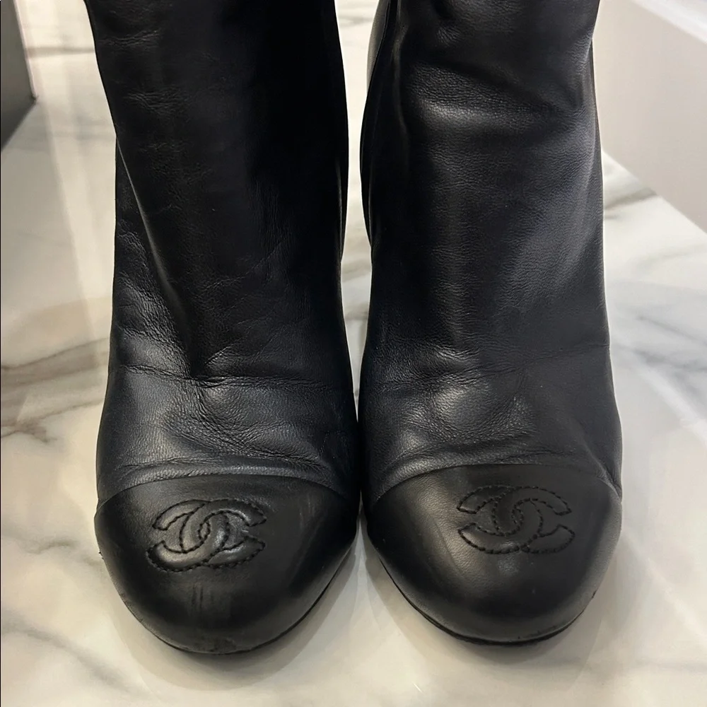 CHANEL Elegant Black Over the Knee Boots - Picture 4 of 13